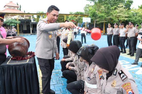 Kado Terindah Di Akhir Tahun 2024 Kepada 49 Personil Polres Bangkalan