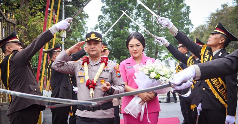 AKBP Alex Sandy Siregar Resmi Jabat Kapolres Lumajang, Disambut Tradisi Pedang Pora