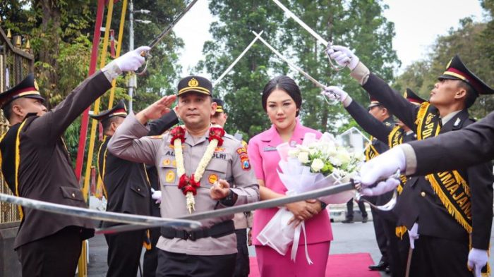 AKBP Alex Sandy Siregar Resmi Jabat Kapolres Lumajang, Disambut Tradisi Pedang Pora