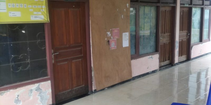 Saat Jam Kerja Balai Desa Centini Terlihat Tutup, Seakan-akan Makan Gaji Buta