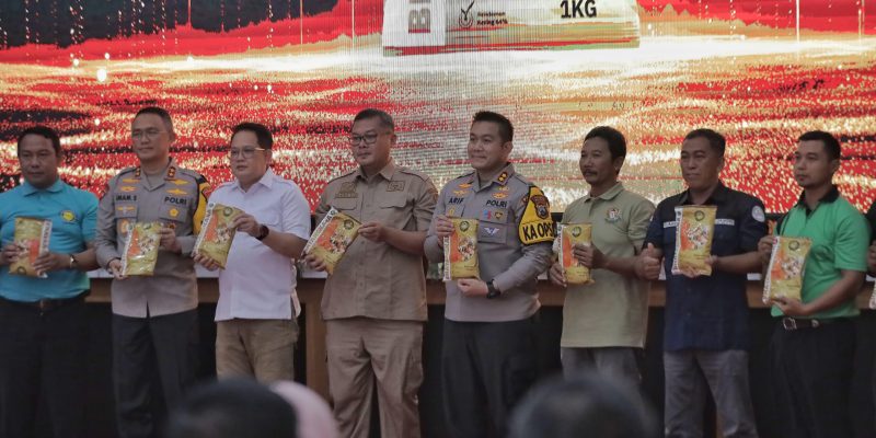 Kapolda Jatim dan Pj.Gubernur Launching Benih Jagung Merk Bhayangkara di Blitar
