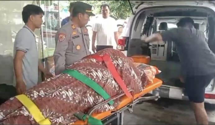 Diduga Sakit Asma, Polsek Tugumulyo Polres Musi Rawas Sigap Evakuasi Jenazah Kakek di Warung Makan “Wilza”