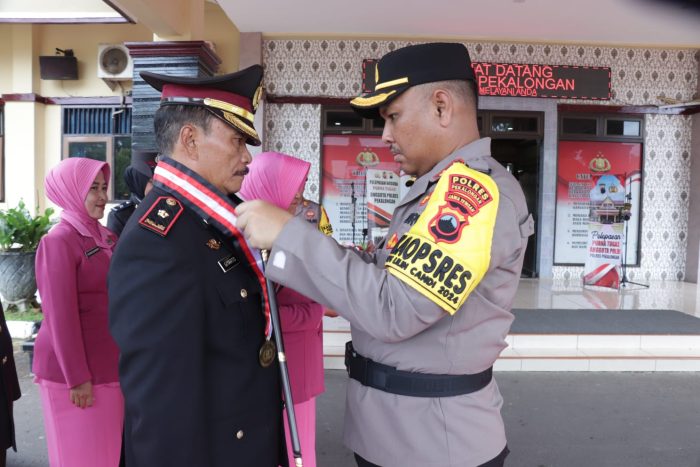 Kalungkan Medali Penghargaan, Kapolres Pekalongan Lepas Enam Anggota Yang Purna Tugas