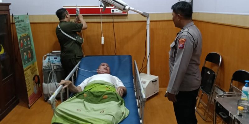 Polisi Bantu Evakuasi Jamaah Haul Abah Guru Sekumpul Ke-20 yang Sakit di Rest Area Candi Laras