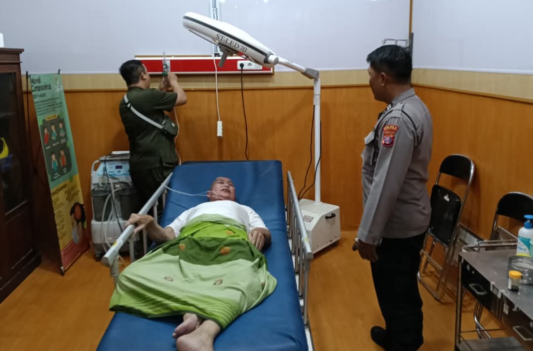 Polisi Bantu Evakuasi Jamaah Haul Abah Guru Sekumpul Ke-20 yang Sakit di Rest Area Candi Laras
