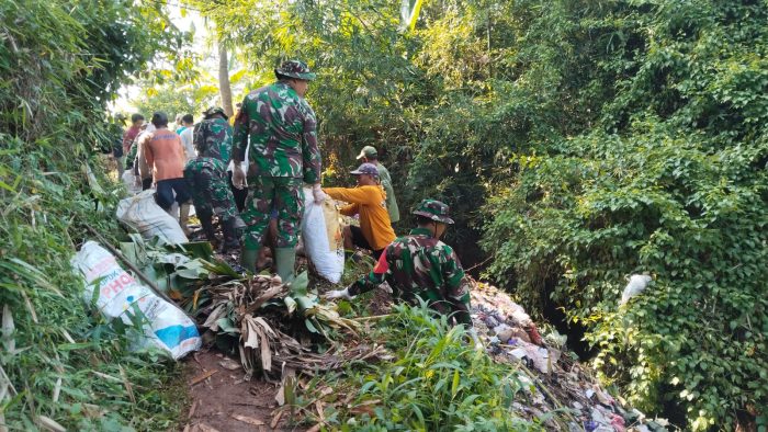 Peduli Lingkungan, Koramil 06/Tersono Bersama Warga Bersihkan Tumpukan Sampah