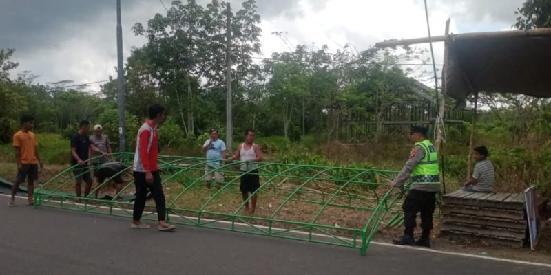Personil Polsek Kahayan Hilir Bantu Relawan Dirikan Rest Area untuk Jemaah Haul Guru Sekumpul