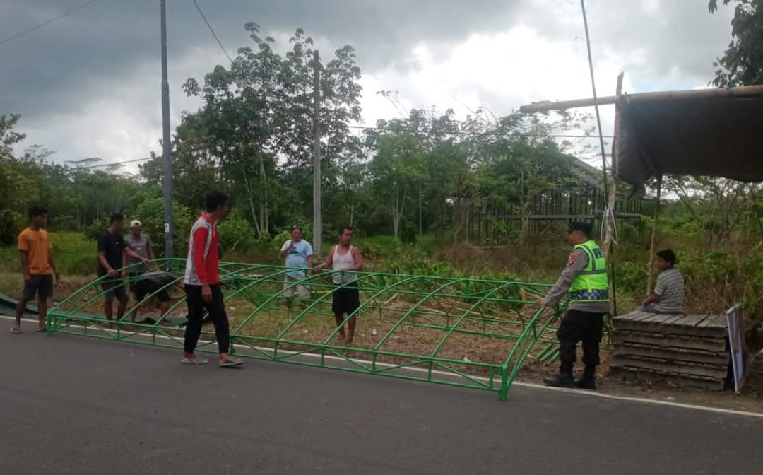 Personil Polsek Kahayan Hilir Bantu Relawan Dirikan Rest Area untuk Jemaah Haul Guru Sekumpul