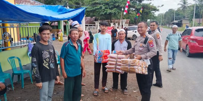 Satlantas Polres Pulang Pisau Bagikan Makanan Ringan Gratis Bagi Jamaah Haul Ke-20 Abah Guru Sekumpul