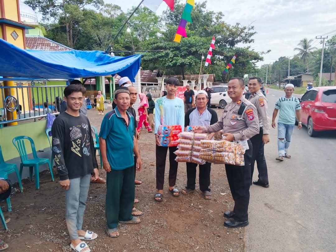 Satlantas Polres Pulang Pisau Bagikan Makanan Ringan Gratis Bagi Jamaah Haul Ke-20 Abah Guru Sekumpul