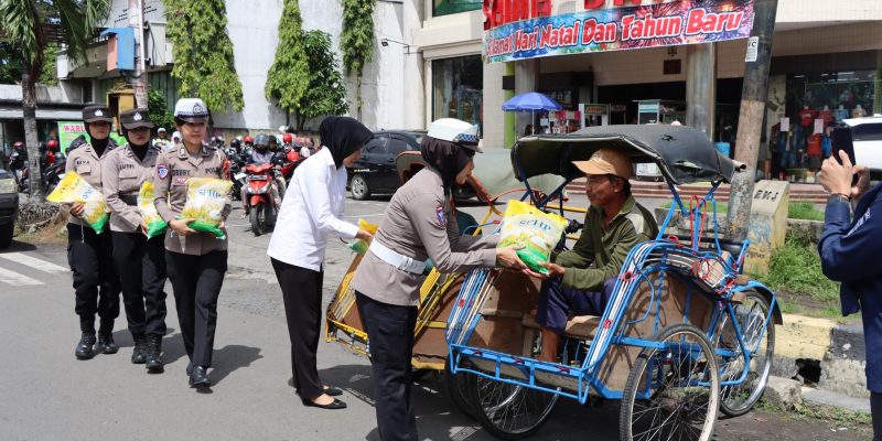 Polres Kendal Peduli, Jajaran Polwan Bagikan Sembako Kepada Masyarakat Kurang Mampu
