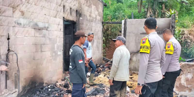 Sebuah Rumah Di Desa Sidoharjo Doro Terbakar, Polisi Lakukan Olah TKP