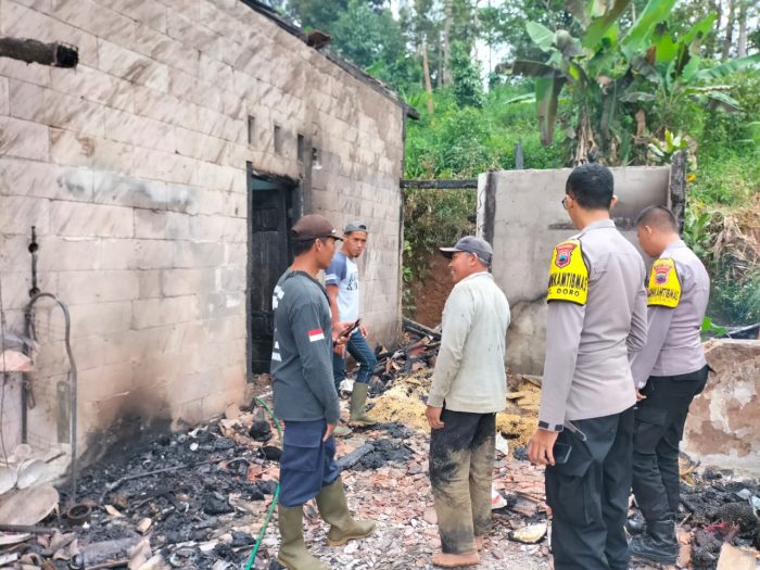 Sebuah Rumah Di Desa Sidoharjo Doro Terbakar, Polisi Lakukan Olah TKP
