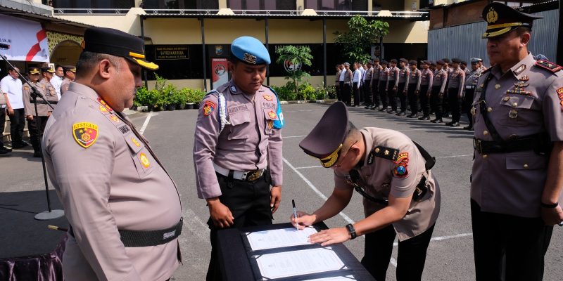 Kapolres Pelabuhan Tanjung Perak Pimpin Sertijab Dua Kapolsek dan Kasat Binmas