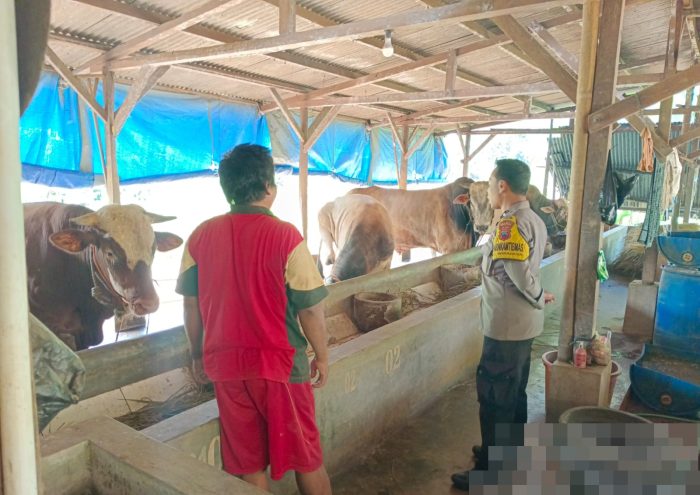 Bhabinkamtibmas Jajaran Polres Pekalongan Sosialisasikan PMK Kepada Peternak di Desa Binaan