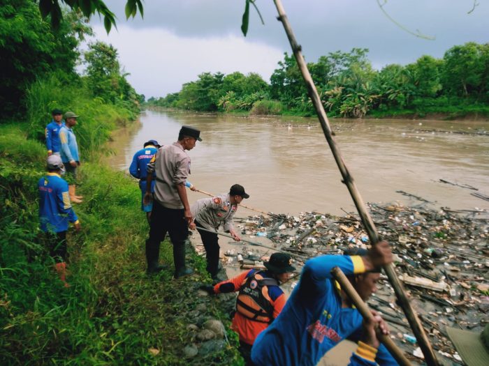 Polisi Bersama Petugas Gabungan Bersihkan Tumpukan Sampah di Sungai Jembatan Glotak Sragi