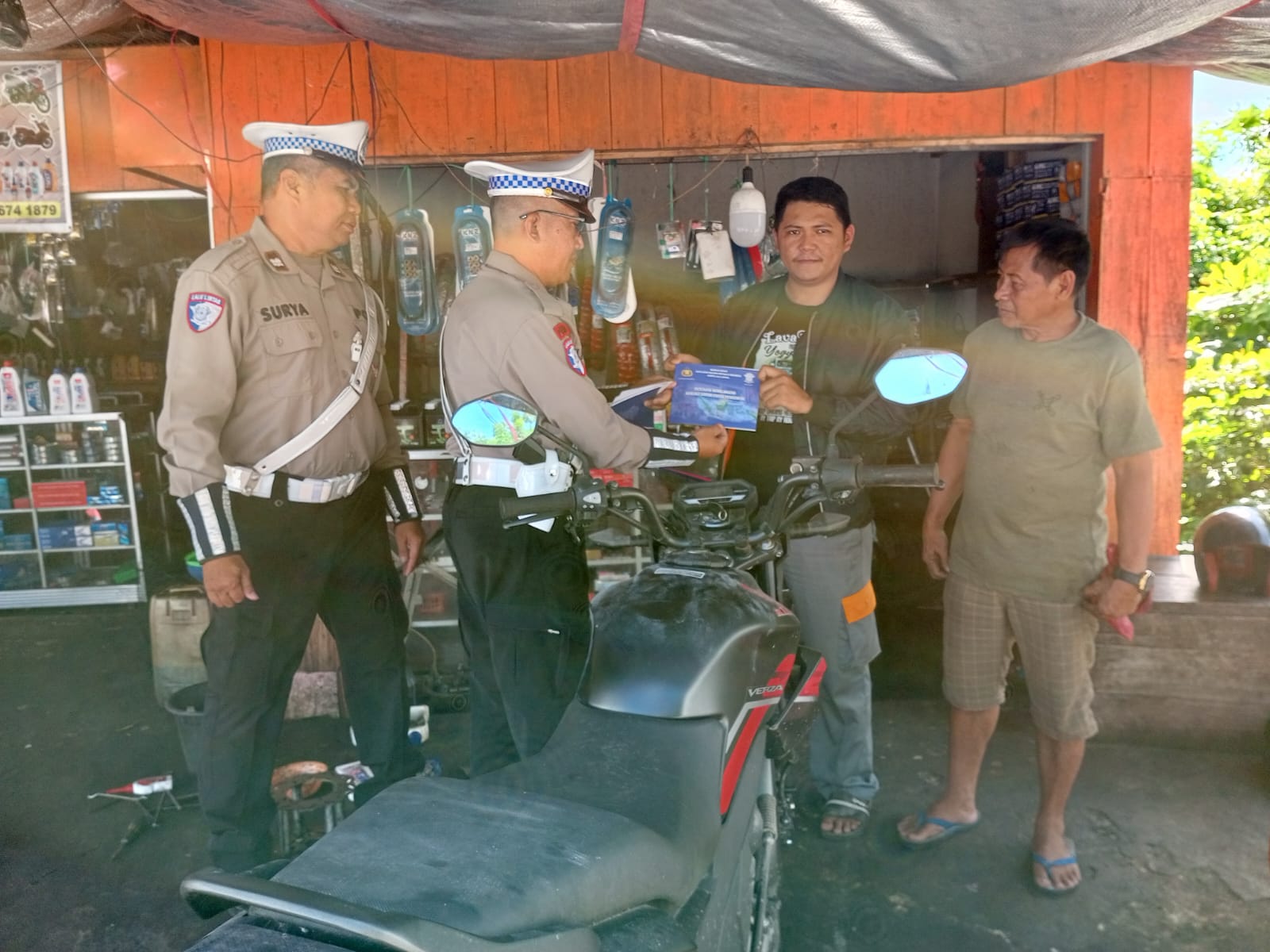 Sambangi Bengkel, Satlantas Polresta Palangka Raya Edukasikan Larangan Knalpot Tidak Sesuai Spesifikasi Teknis