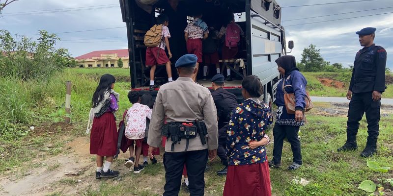 Bus Mogok di Jalan, Personel Brimob Kalteng Tanggap Bantu Antar Pelajar ke Sekolah