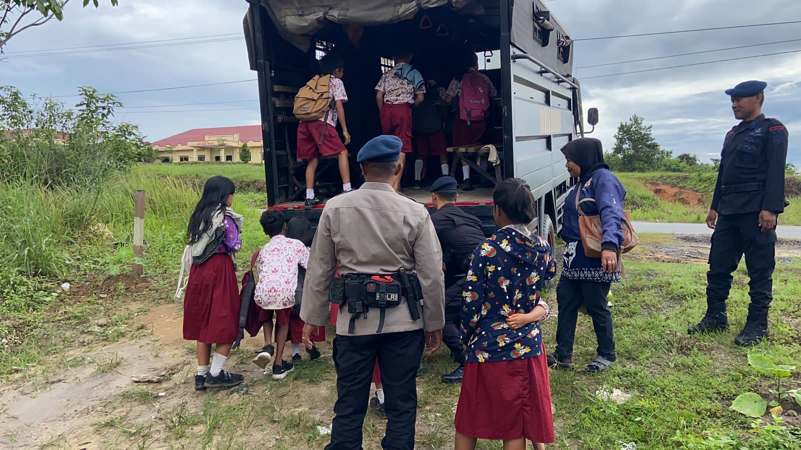 Bus Mogok di Jalan, Personel Brimob Kalteng Tanggap Bantu Antar Pelajar ke Sekolah