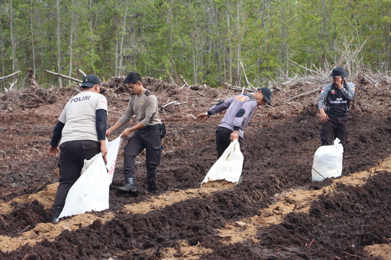 Bahu Membahu, Polresta Palangka Raya Siapkan Lahan Penanaman Jagung Serentak se-Indonesia