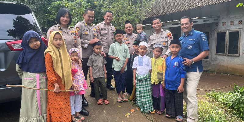 Polisi Polrestabes Semarang Menjadi Bapak Asuh Bagi 35 Anak Yatim Piatu