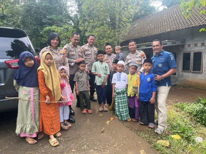 Polisi Polrestabes Semarang Menjadi Bapak Asuh Bagi 35 Anak Yatim Piatu