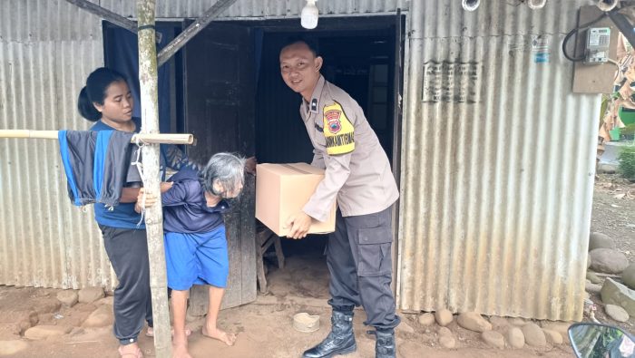 Bhabinkamtibmas Beri Bantuan ke Warga Kurang Mampu