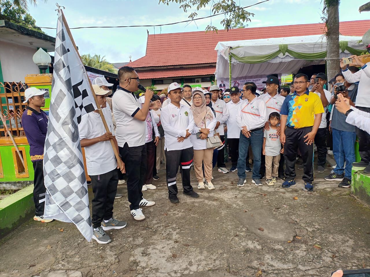 Polresta Palangka Raya Hadiri Acara Jalan Sehat dalam Rangka Amal Bhakti Kemenag RI ke-79 