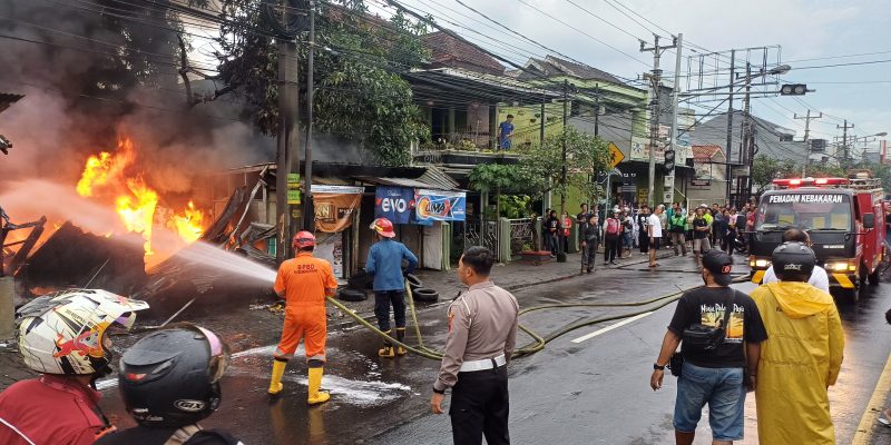Ditinggal Pulang Ke Boyolali, Toko Ban Semi Permanen di Ungaran terbakar