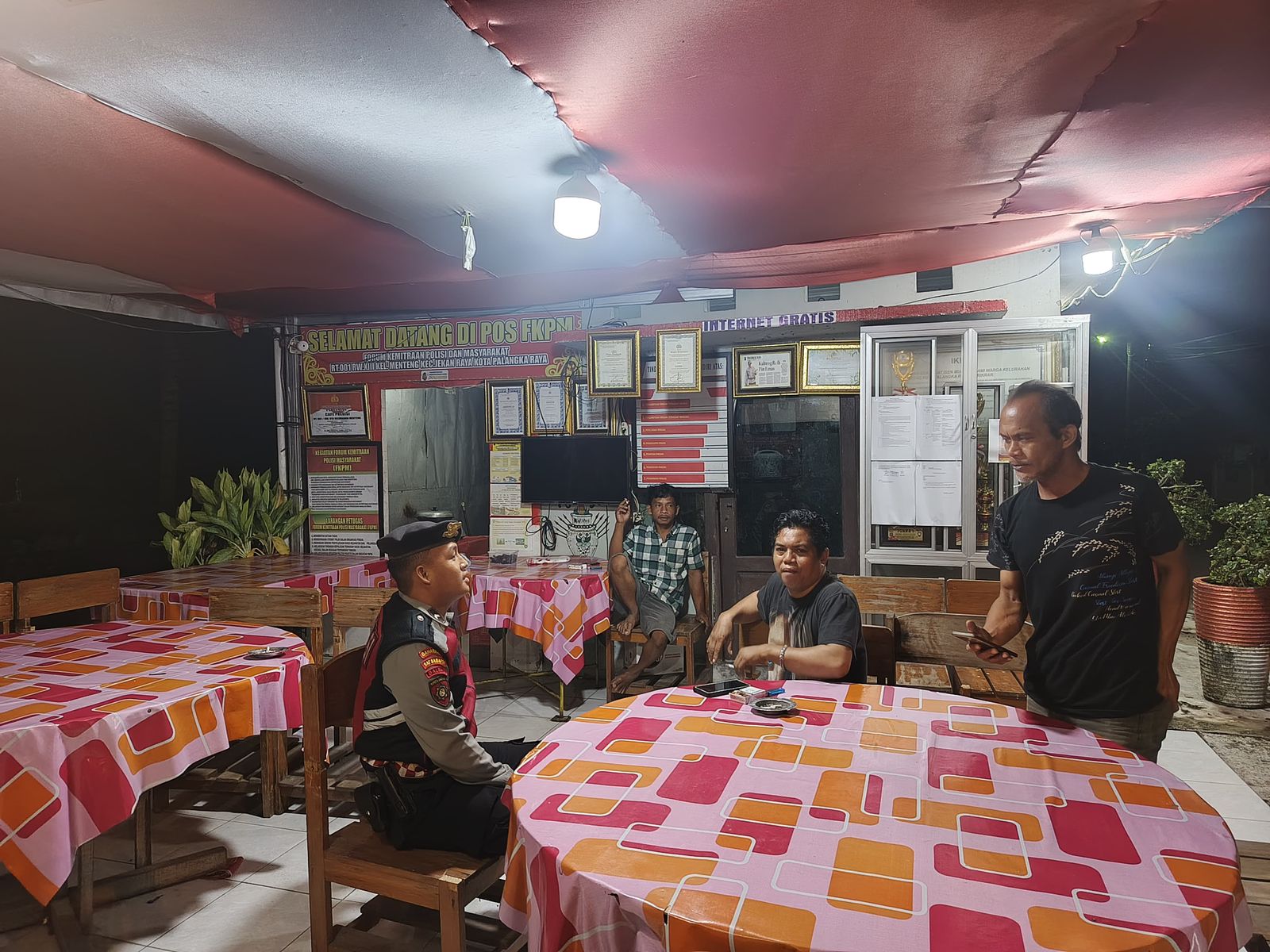 Di Jalan Yogyakarta, Anggota Satsamapta Polresta Palangka Raya Sambangi Pos Kamling