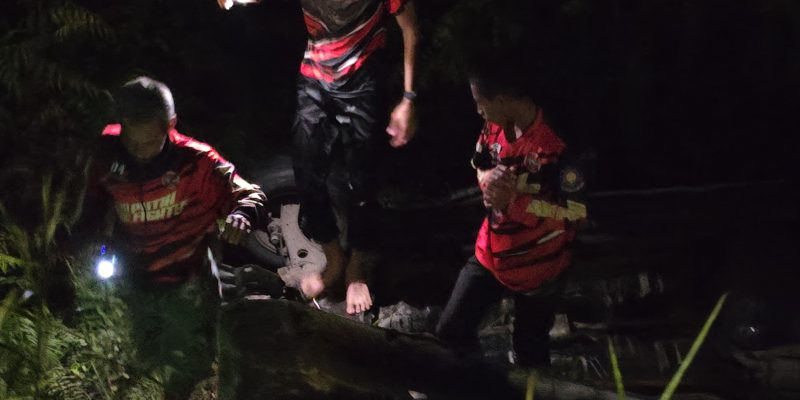 Tanggap Dan Responsif, Ditsamapta Polda Kalteng Bantu Mobil Yang Masuk Parit