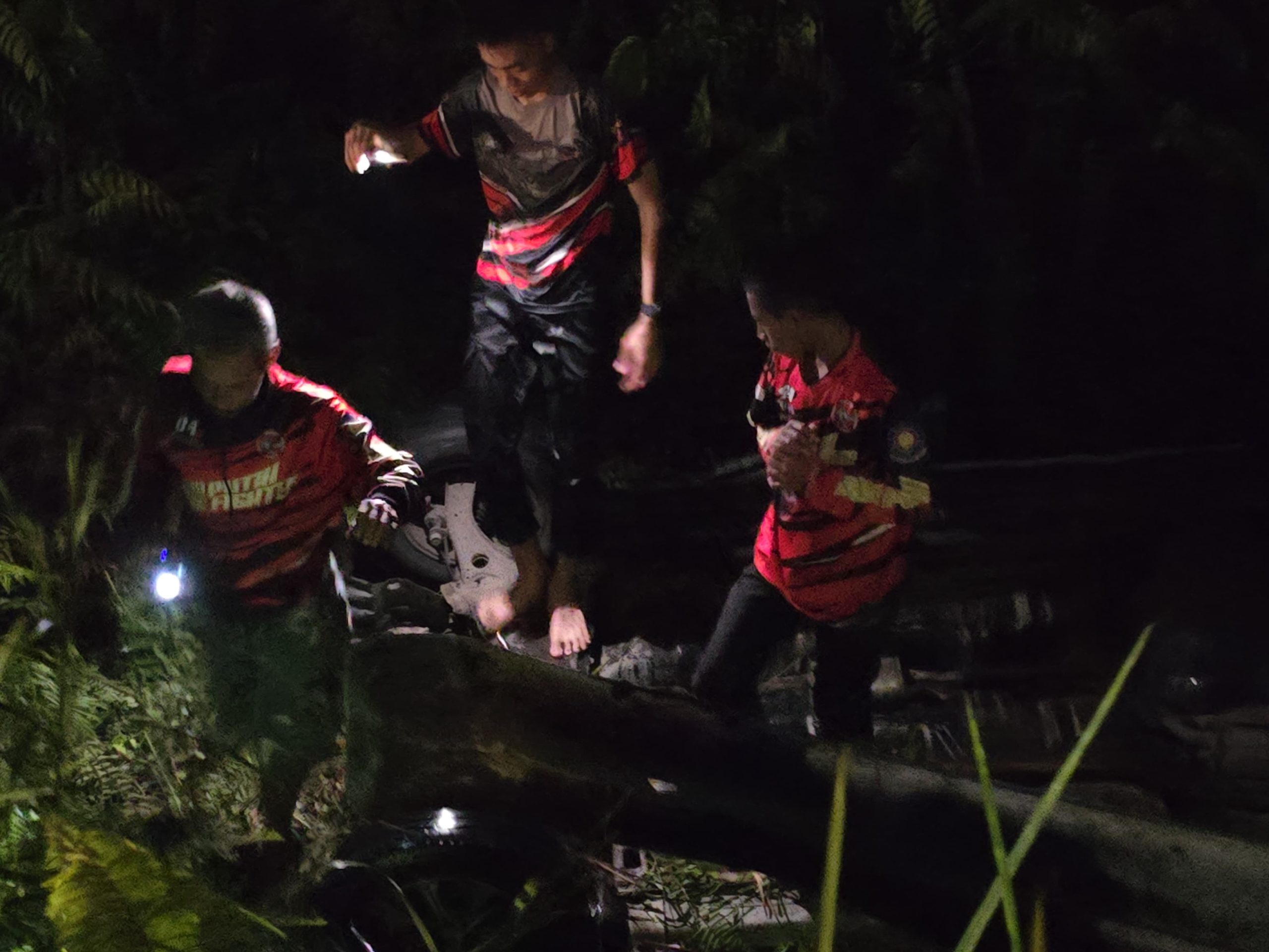 Tanggap Dan Responsif, Ditsamapta Polda Kalteng Bantu Mobil Yang Masuk Parit