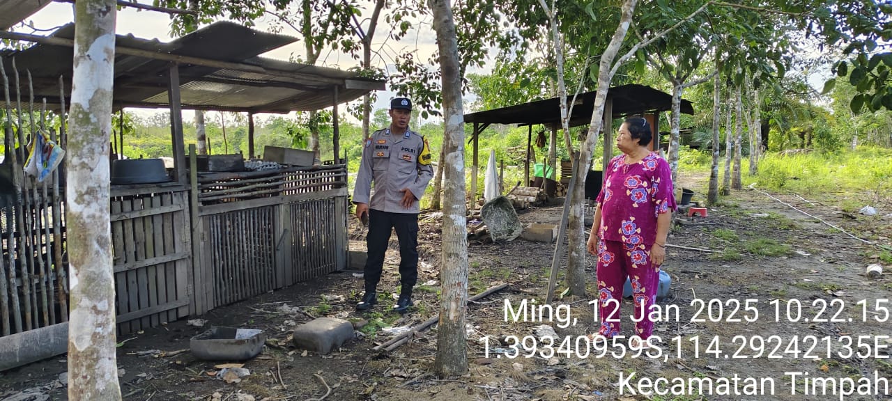 SEBAGAI BENTUK KEPERDULIAN POLSEK TIMPAH BERIKAN BANSOS KEPADA WARGA KURANG MAMPU