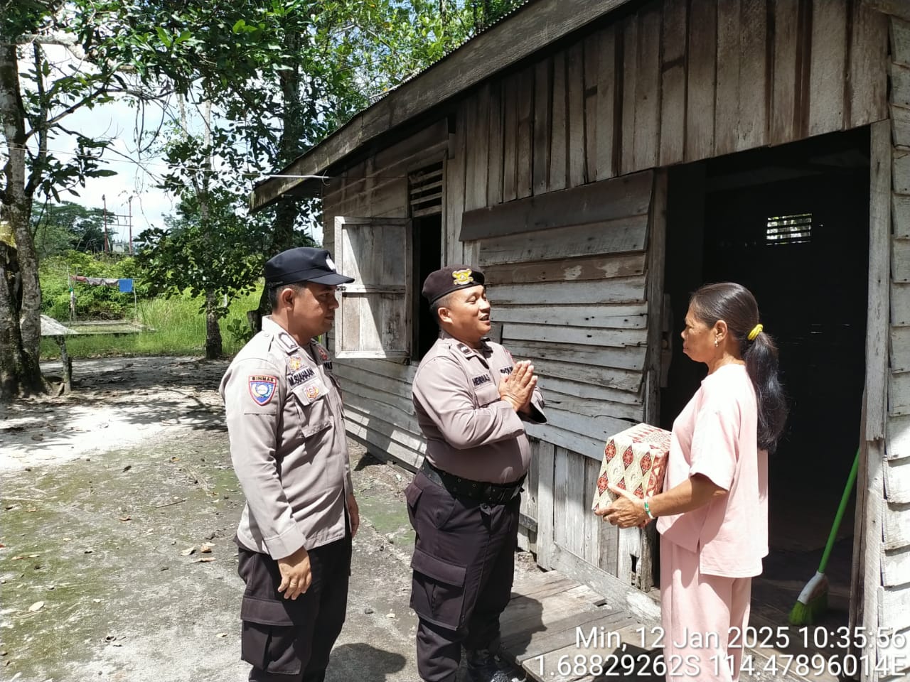 SEBAGAI BENTUK KEPERDULIAN POLSEK TIMPAH BERIKAN BANSOS KEPADA WARGA KURANG MAMPU