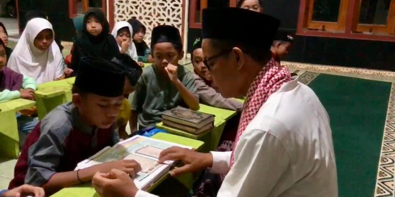 Membangun Moral Anak Bangsa, Aiptu Maryono Rutin Mengajar Ngaji di Desa