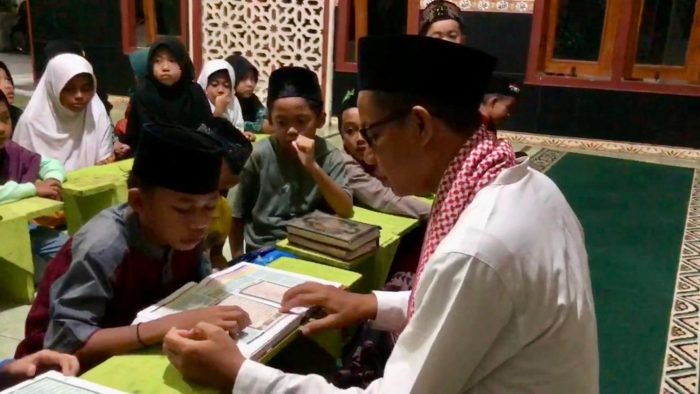 Membangun Moral Anak Bangsa, Aiptu Maryono Rutin Mengajar Ngaji di Desa