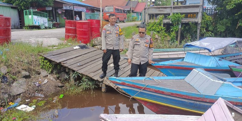 Anggota Polsek Bukit Batu Tinjau Debit Air di Pelabuhan Pangkalima Jaya