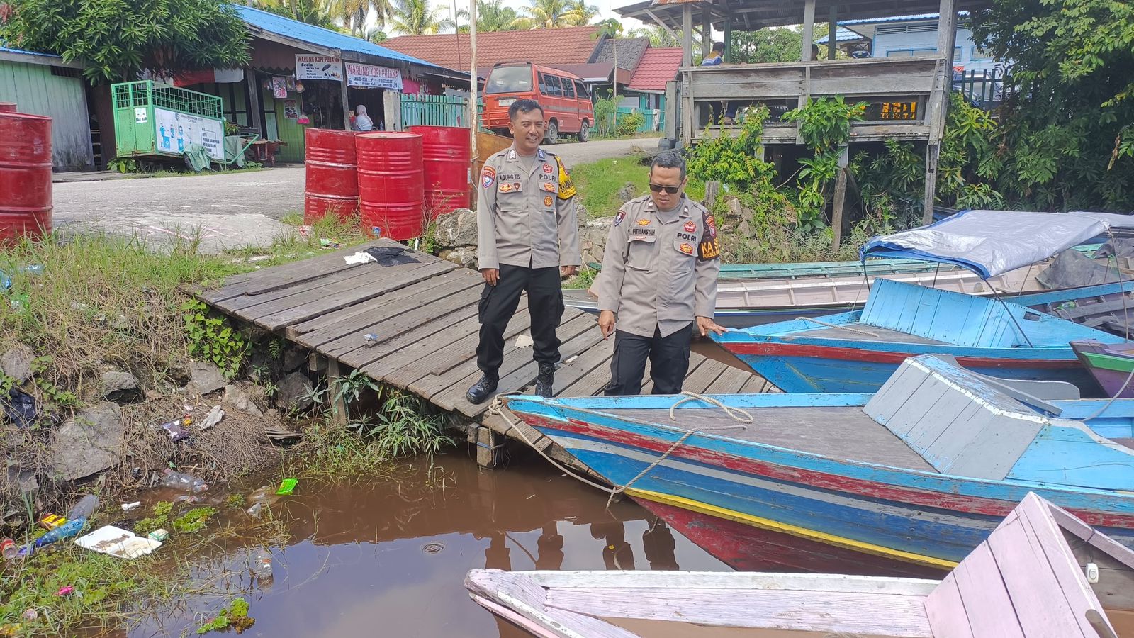 Anggota Polsek Bukit Batu Tinjau Debit Air di Pelabuhan Pangkalima Jaya