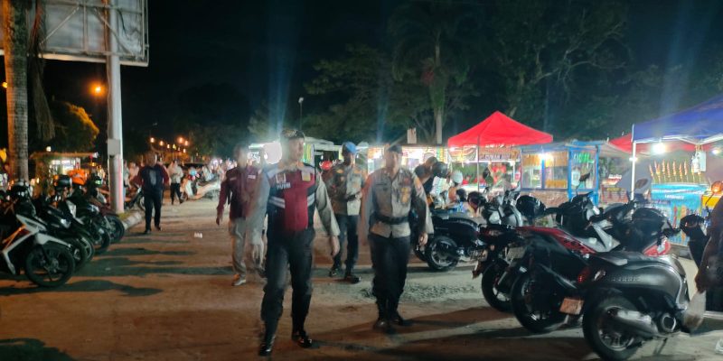 Polresta Palangka Raya Gelar Patroli Jalan Kaki di Area Pujasera Palangka Raya Gelar Patroli Jalan Kaki di Area Pujasera  Polresta Palangka Raya – Dalam rangka menciptakan situasi yang aman dan kondusif, Polresta Palangka Raya melaksanakan Kegiatan Rutin Yang Ditingkatkan (KRYD) dengan menggelar patroli jalan kaki di area pujasera yang terletak di Jalan Yos Sudarso.    Patroli ini bertujuan untuk memberikan rasa aman kepada masyarakat yang sedang beraktivitas di kawasan tersebut, mengingat area pujasera merupakan salah satu lokasi keramaian di Kota Palangka Raya.    “Kami fokus pada pengawasan di area ini karena ramai dikunjungi warga untuk bersantai dan menikmati kuliner.   Kehadiran personel bertujuan mencegah potensi gangguan keamanan serta memberikan rasa aman,” ungkap Padal AKP Husni Setiawan mewakili Kapolresta Palangka Raya, Kombes Pol. Dedy Supriadi, S.I.K., M.H., Senin (13/1/2025) pagi.  Selain melakukan pengawasan, personel juga menyempatkan diri berdialog dengan masyarakat, pedagang, dan pengunjung untuk menyampaikan imbauan terkait pentingnya menjaga ketertiban dan melaporkan jika terjadi hal yang mencurigakan.    Langkah patroli ini merupakan salah satu komitmen Polresta Palangka Raya untuk terus hadir di tengah masyarakat, memberikan pelayanan terbaik, dan menjaga situasi tetap kondusif.(45R)