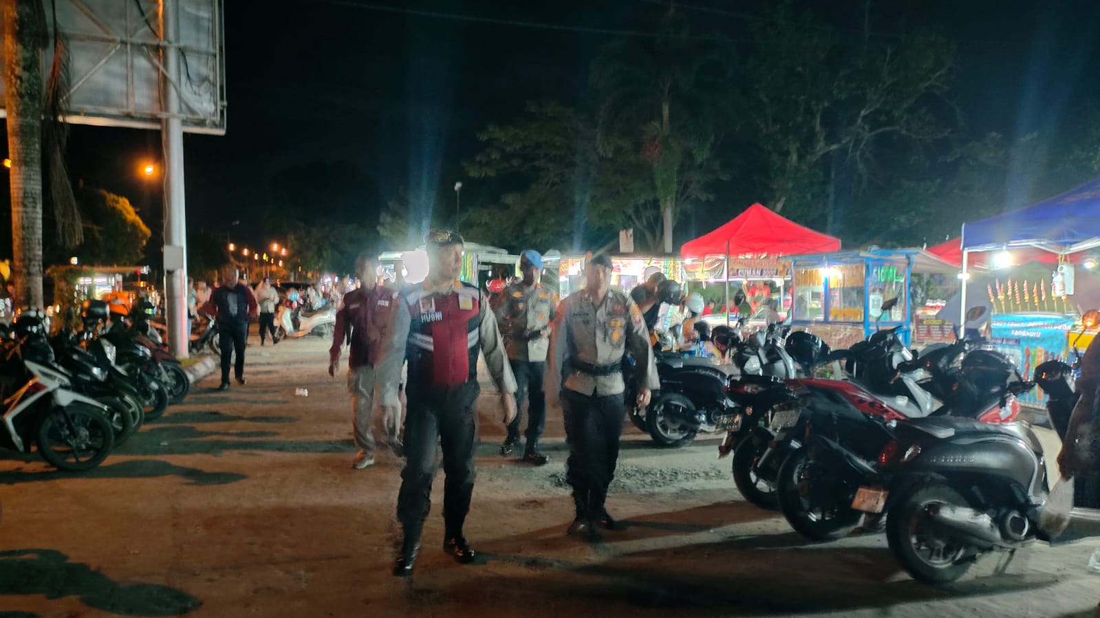 Polresta Palangka Raya Gelar Patroli Jalan Kaki di Area Pujasera  Polresta Palangka Raya – Dalam rangka menciptakan situasi yang aman dan kondusif, Polresta Palangka Raya melaksanakan Kegiatan Rutin Yang Ditingkatkan (KRYD) dengan menggelar patroli jalan kaki di area pujasera yang terletak di Jalan Yos Sudarso.    Patroli ini bertujuan untuk memberikan rasa aman kepada masyarakat yang sedang beraktivitas di kawasan tersebut, mengingat area pujasera merupakan salah satu lokasi keramaian di Kota Palangka Raya.    “Kami fokus pada pengawasan di area ini karena ramai dikunjungi warga untuk bersantai dan menikmati kuliner.   Kehadiran personel bertujuan mencegah potensi gangguan keamanan serta memberikan rasa aman,” ungkap Padal AKP Husni Setiawan mewakili Kapolresta Palangka Raya, Kombes Pol. Dedy Supriadi, S.I.K., M.H., Senin (13/1/2025) pagi.  Selain melakukan pengawasan, personel juga menyempatkan diri berdialog dengan masyarakat, pedagang, dan pengunjung untuk menyampaikan imbauan terkait pentingnya menjaga ketertiban dan melaporkan jika terjadi hal yang mencurigakan.    Langkah patroli ini merupakan salah satu komitmen Polresta Palangka Raya untuk terus hadir di tengah masyarakat, memberikan pelayanan terbaik, dan menjaga situasi tetap kondusif.(45R)