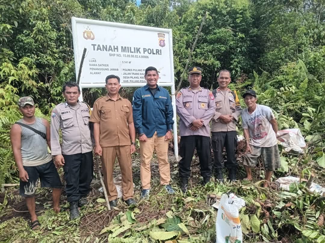 Inventarisir dan Amankan Aset Negara, Polsek Jabiren Raya Bersihkan Lahan dan Pasang Plang Milik Polri