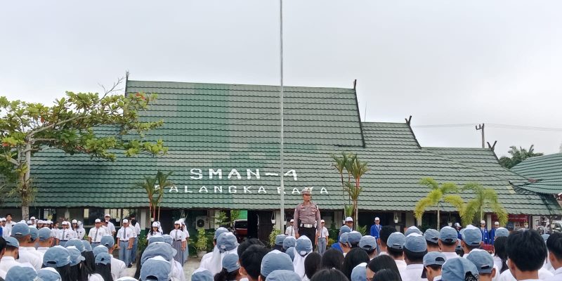 Personel Ditlantas Polda Kalteng Jadi Pembina Upacara di SMAN 4, Beri Pesan Keselamatan Berlalu Lintas
