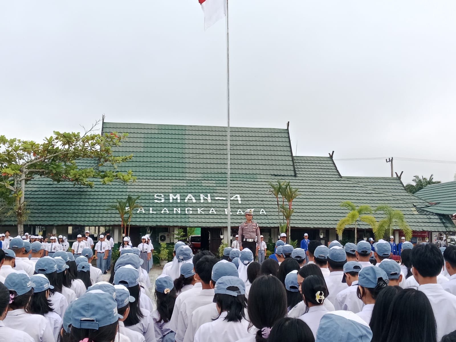 Personel Ditlantas Polda Kalteng Jadi Pembina Upacara di SMAN 4, Beri Pesan Keselamatan Berlalu Lintas