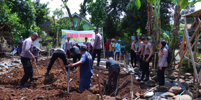Hidup Sebatang Kara, Lansia di Kajen Mendapat Berkah Bedah Rumah dari Polres Pekalongan