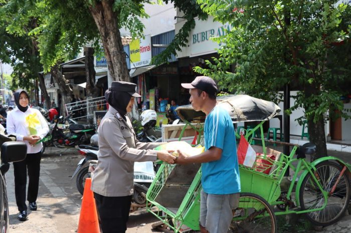 Polwan Polres Kendal Gelar Aksi Sosial, Bagikan Beras Untuk Warga Kurang Mampu