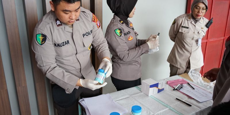 Cegah Penyalahgunaan Narkoba, Puluhan Personel Polri Rumkit Bhangkara Jalani Tes Urine Pastikan Bebas Narkoba