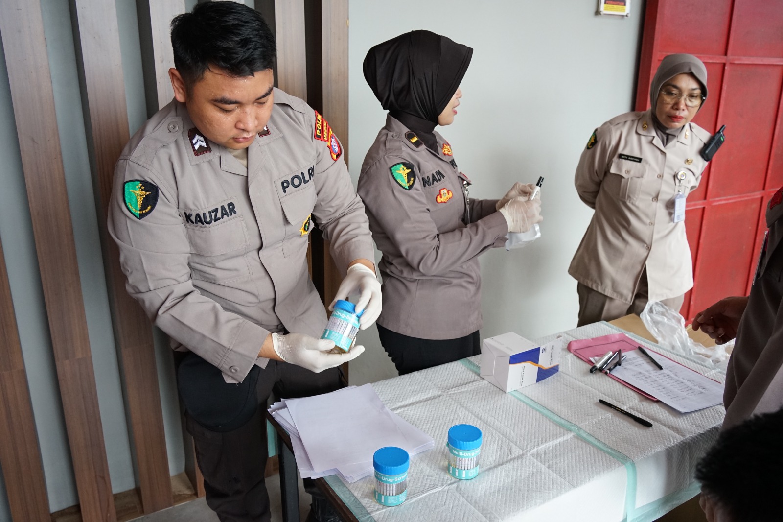 Cegah Penyalahgunaan Narkoba, Puluhan Personel Polri Rumkit Bhangkara Jalani Tes Urine Pastikan Bebas Narkoba