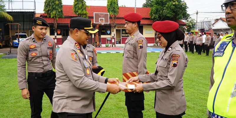 Kapolres Batang Beri Penghargaan Kepada Personel Berprestasi