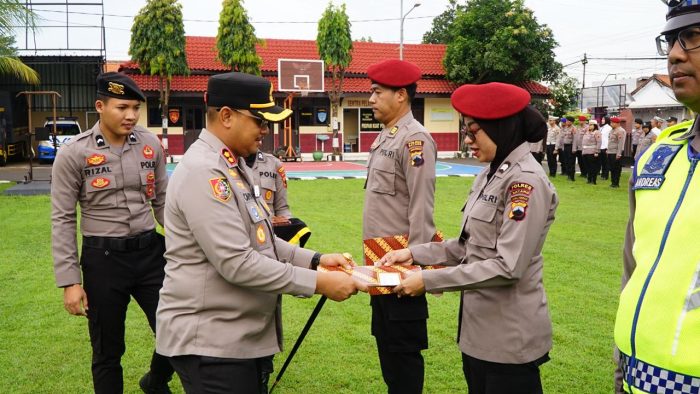 Kapolres Batang Beri Penghargaan Kepada Personel Berprestasi