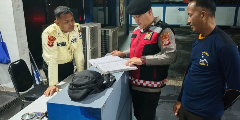 Saat di Kantor Taspen, Personel Satsamapta Polresta Palangka Raya Sampaikan Pesan Kamtibmas